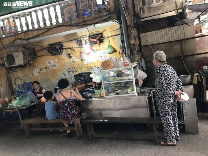 Tuy nhiên, cũng có nhiều người dân lo ngại việc tập trung nơi đông người nên thay vì ngồi ăn tại chỗ đã mua đồ về nhà. Tiểu thương tại phố Hồng Mai chia sẻ: "Tối muộn hôm qua tôi mới nhận được thông báo từ phường về việc dừng bán hàng, nhưng đồ đạc đã làm xong hết rồi, nếu nghỉ sẽ đổ bỏ hết nên cửa hàng nhà tôi bán nốt sáng nay".