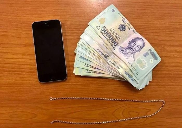 Tang vật lực lượng Công an thu giữ trong chiếc ba lô của đối tượng Linh