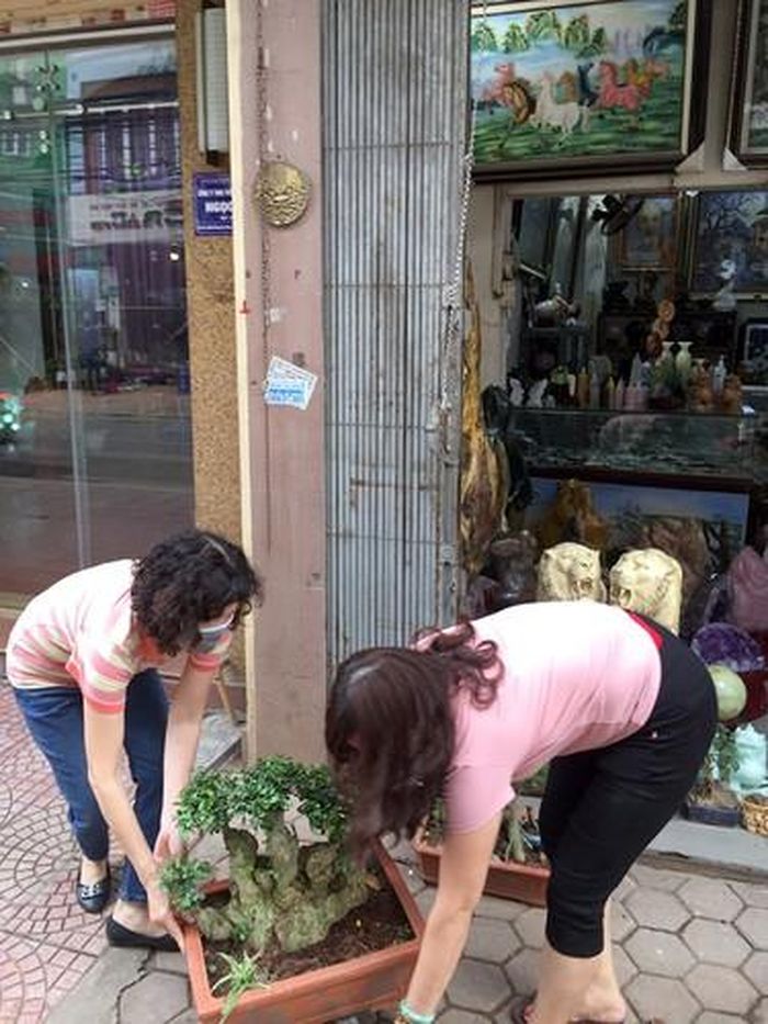 Người dân dọn dẹp sau khi được lực lượng chức năng nhắc nhở, tuyên truyền 