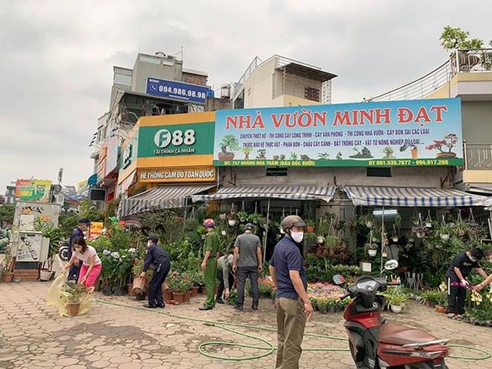  Lực lượng chức năng giúp đỡ người dân dọn dẹp 