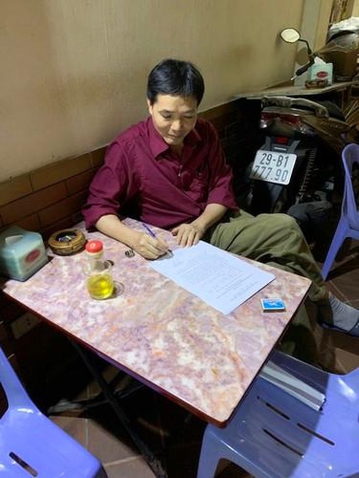  Quá trình kiểm tra, nhắc nhở, tuyên truyền, lực lượng chức năng còn cho các hộ kinh doanh ký cam kết nghiêm chỉnh chấp hành quy định trong việc phong, chống dịch Covid-19 