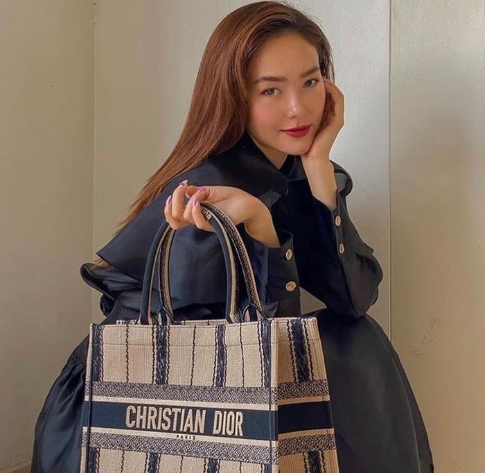  Vừa qua, Minh Hằng cũng khiến mọi người bất ngờ khi chia sẻ hình ảnh mảnh vườn rộng 20.000 m2 ở Đồng Nai. Cô trồng nhiều rau củ, cây ăn trái như dừa, mận, bầu, bí, nha đam... Ngoài ra, cô còn đào ao thả cá và nuôi nhiều gà. Cô xây dựng nhà lá để nuôi gà. Không những thế, cô còn tô điểm cho khu vườn bằng nhiều cây cảnh, bonsai và hoa dọc lối đi. 