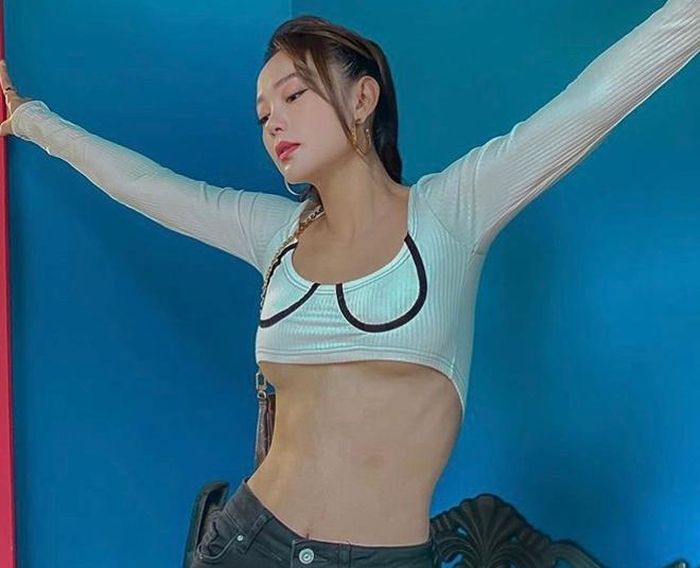  Mới đây, Minh Hằng cũng chia sẻ về cân nặng và lý do giảm cân. Theo đó, nữ diễn viên hiện nặng 49 kg. "Ai ở nhà mập chứ tui chỉ có gầy tóp lại. Vì sao? Vì stress chứ sao", cô viết. 