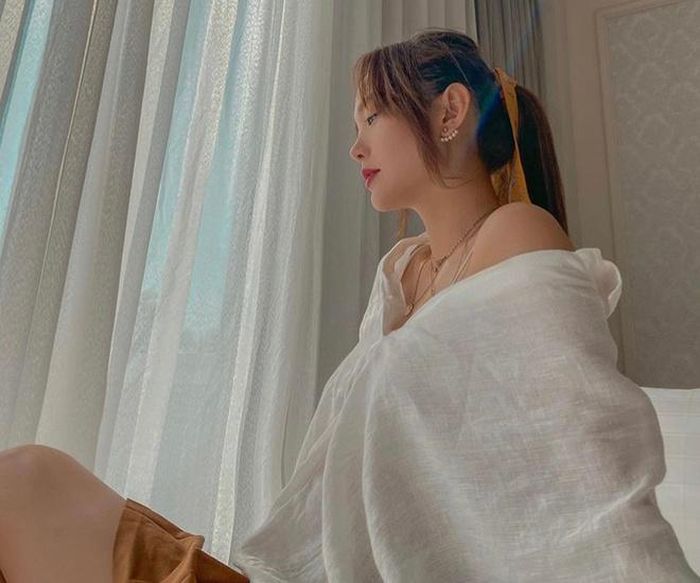 Ở tuổi 33, Minh Hằng được cho là một "tay" chơi đồ hiệu trong giới showbiz. Ngoài ra, gia tài vai diễn của cô cũng phong phú với nhiều dạng vai khác nhau. Bạn bè tiết lộ cô đang có một tình yêu đẹp. 