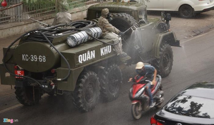  Ngoài đường phố, Hải Phòng còn khử trùng các khu vực công cộng, nơi tập trung đông người như bến tàu, bến xe, sân bay, bến cảng... 