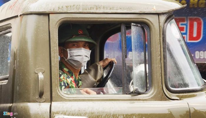 Việc phun khử trùng các tuyến đường chính, ngõ ngách, trường học, chợ, trụ sở cơ quan hành chính nhà nước, khu dân cư, nơi tập trung đông người ở các quận, huyện sẽ do trung tâm y tế cơ sở đảm nhiệm.
