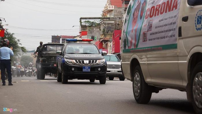  Xe cảnh sát và ngành y tế được huy động đảm bảo trật tự và phát loa thông báo cho người dân hợp tác với lực lượng chức năng. 