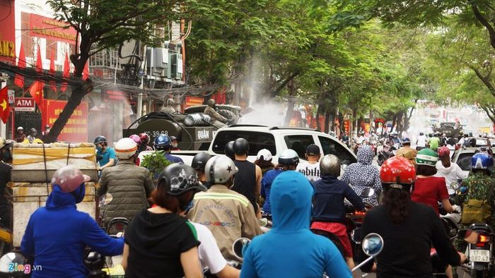  Trung tâm Y tế dự phòng TP sẽ sử dụng máy phun 4 vòi đặt trên ôtô để phun hóa chất khử trùng các tuyến đường chính của thành phố và một số khu vực công cộng. Còn Trung tâm Kiểm dịch Y tế quốc tế phun khử trùng môi trường tại các sân bay, bến cảng. 