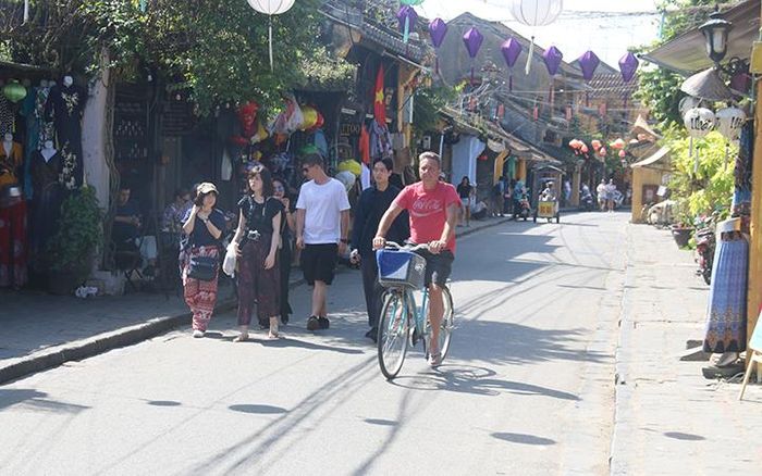 Du khách tham quan khu phố cổ Hội An dịp giáp Tết Nguyên đán Canh Tý 2020 .