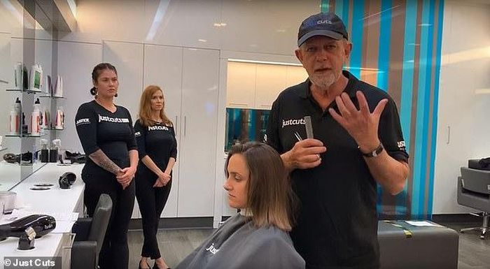 Ông Denis McFadden, Giám đốc điều hành của Just Cuts lo lắng cho sự an toàn của nhân viên cũng như khách hàng vì những biện pháp của chính phủ trong đợt dịch Covid-19 này. Ảnh:dailymail.co.uk.