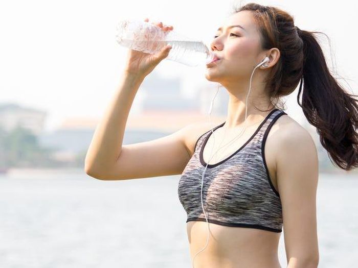 Phụ nữ cần uống khoảng 2,7 lít nước mỗi ngày. Ảnh: Insider.