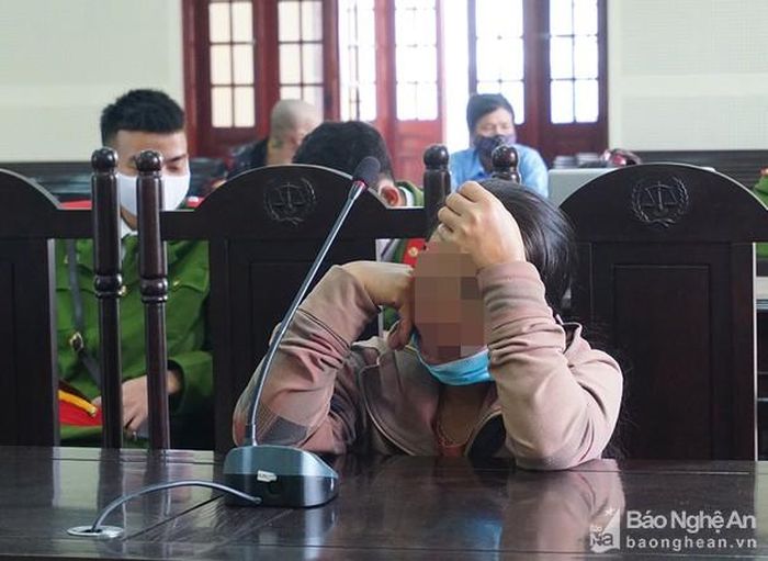 Vợ bị cáo Lữ Văn Tường lo lắng trước gánh nặng nợ nần từ tội lỗi của chồng. Ảnh: Như Bình