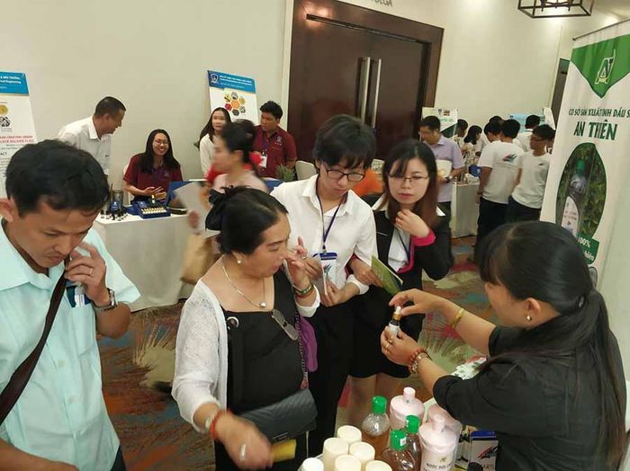 Nhu cầu sử dụng tinh dầu sả nguyên chất gia tăng đột biến trong mùa dịch. Ảnh: Sơn Ca