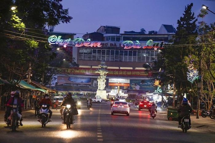 Ban Quản lý chợ Đà Lạt cho hay đã yêu cầu tất cả các tiểu thương buôn bán sạp di động tại chợ đêm tạm ngừng kinh doanh