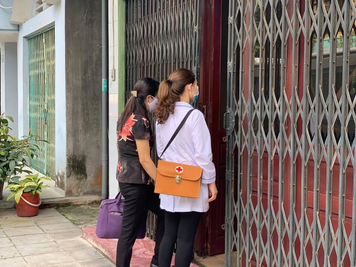 Nhân viên y tế "Đi từng ngõ, gõ từng nhà" trong mùa dịch COVID-19