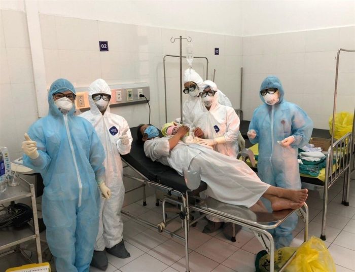 Ê kip hoàn thành nhiệm vụ đỡ đẻ cho sản phụ tại khu vực cách ly phòng chống dịch COVID-19 tại Cao bằng. Ảnh Chu Hiệu - TTXVN