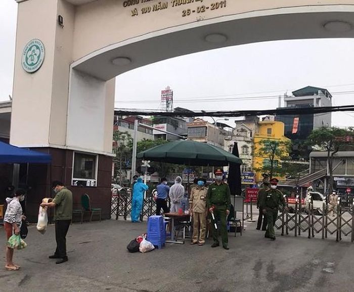Sự nỗ lực của nhiều lực lượng phối hợp của quận Đống Đa, sẵn sàng vào "ổ dịch" để làm nhiệm vụ với quyết tâm cao nhất sẽ chiến thắng dịch Covid 19