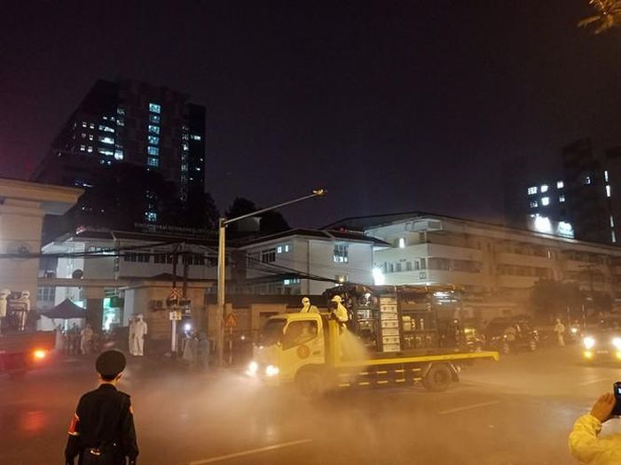 Trước đó, tối 28-3, lực lượng quân đội tổ chức phun khử trùng toàn bộ khuôn viên bệnh viện
