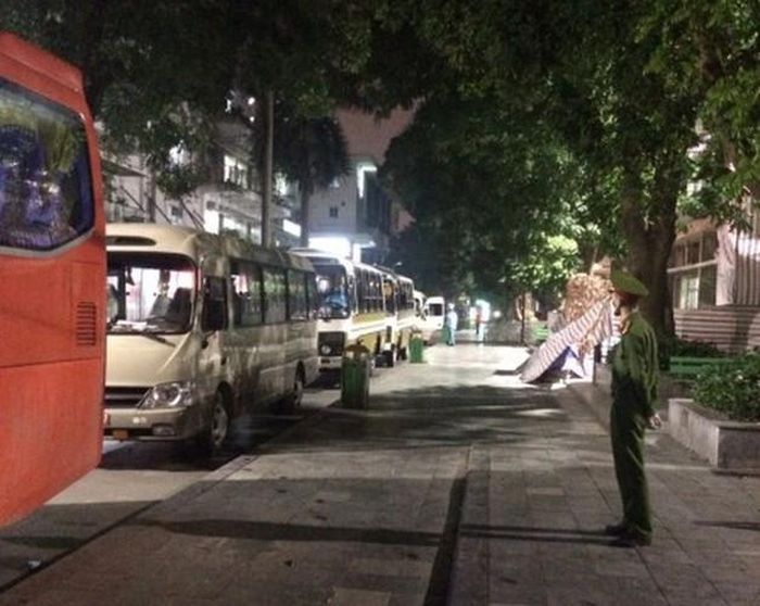 Bên trong bệnh viện, nhiều cán bộ được cử bám chốt đảm bảo an ninh an toàn khu cách ly