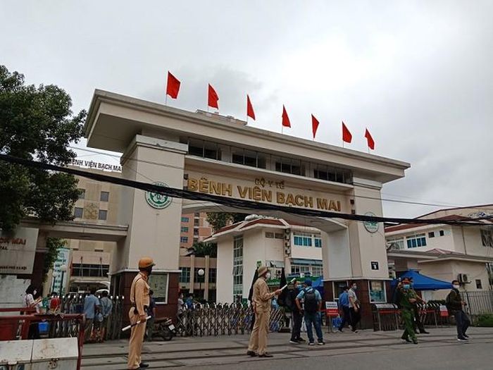 Tại cổng chính Bệnh viện Bạch Mai được lực lượng Công an kiểm soát nhiều vòng
