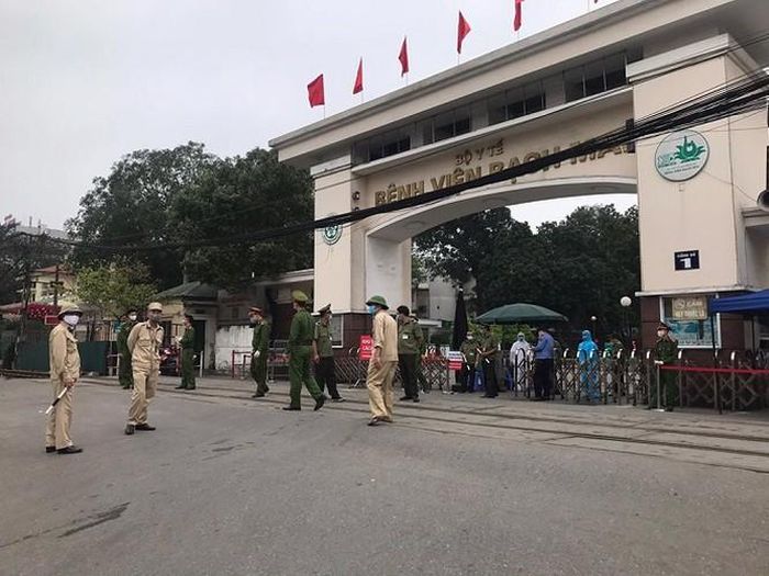 Để đảm bảo an toàn, CBCS Công an quận Đống Đa chốt trực tại bệnh viện, không về nhà trong thời gian làm nhiệm vụ