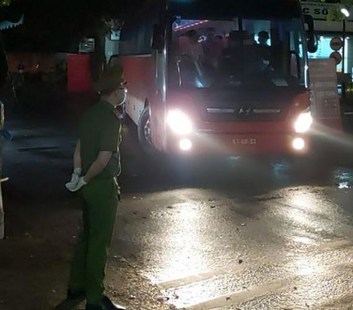 Những chiếc xe chở người nhà bệnh nhân đến khu cách ly tập trung