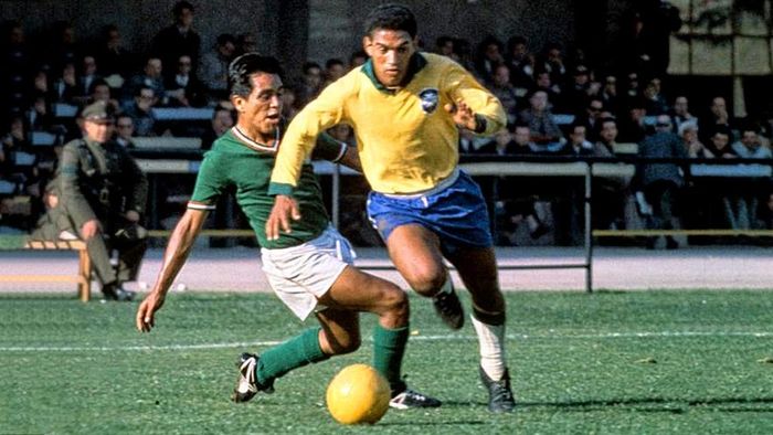 Garrincha (áo vàng), đôi chân vòng kiềng huyền thoại của thế giới.