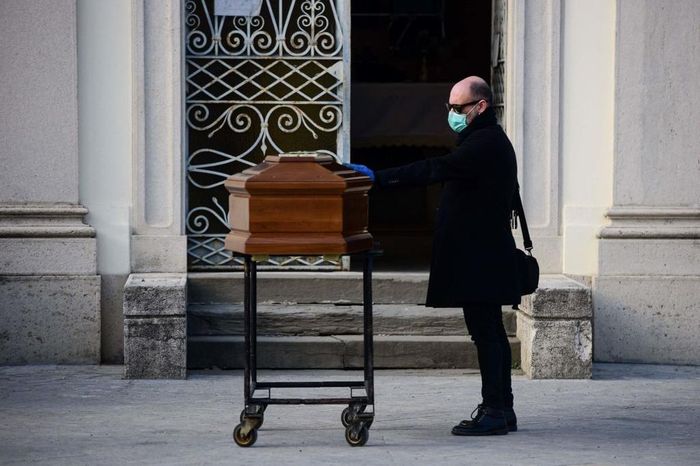  Chính phủ yêu cầu ngừng tổ chức đám tang ở vùng tâm dịch Italy để ngăn chặn nguy cơ lây nhiễm corona. Ảnh: AFP. 