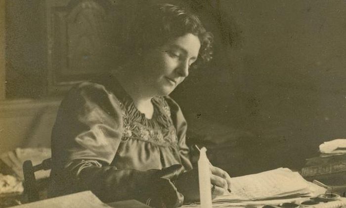  E.Nesbit nổi tiếng với nhiều cuốn sách văn học dành cho thiếu nhi, trong đó nổi bật nhất là Lũ trẻ đường tàu và Năm đứa trẻ và nó. 