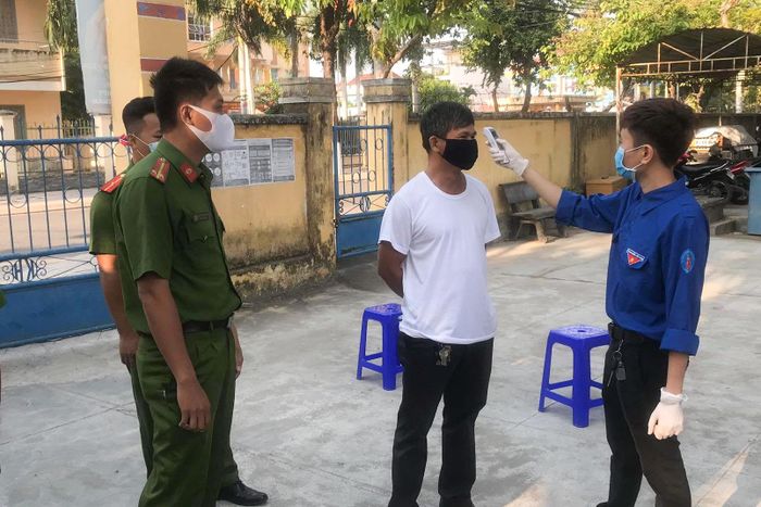 Kiểm tra thân nhiệt người dân đến tham gia hiến máu