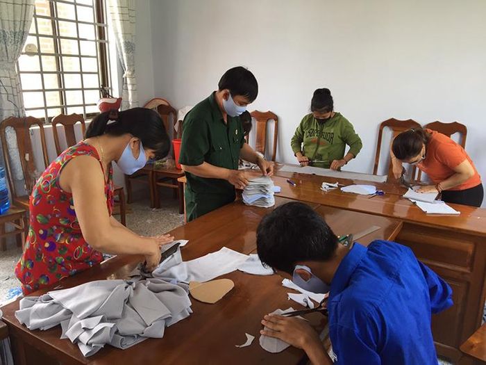 Thanh niên, phụ nữ, cựu chiến binh xã Triệu Hải cắt may khẩu trang vải để phát miễn phí cho dân