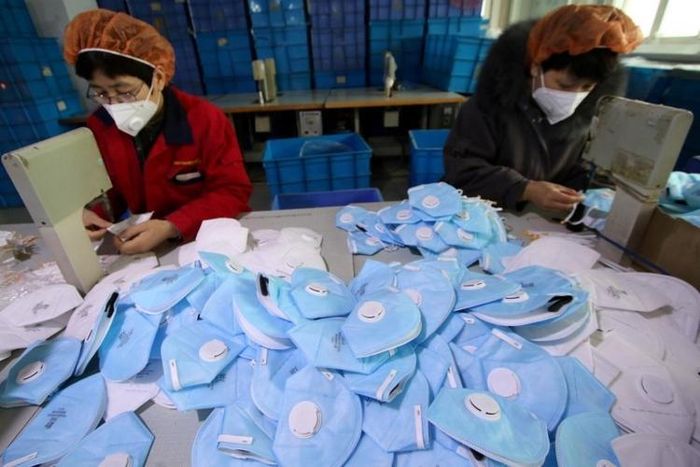  Bộ trưởng Y tế cho biết, quốc gia này sử dụng 40 triệu chiếc khẩu trang mỗi tuần để chống dịch và hiện kho dữ trữ chỉ đủ dùng trong ba tuần nữa. 