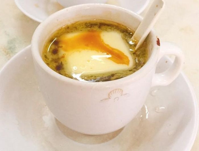  Sau khi pha xong cà phê, người ta sẽ bỏ thêm vào ly một miếng bơ nhỏ. Lát bơ sẽ tan từ từ trong ly cà phê nóng, giúp hương vị cà phê trở nên thơm và béo ngậy hơn. Hương vị của Kopi Gu You càng trở nên hoàn hảo khi được sử dụng cùng bánh mì nướng nóng hổi 