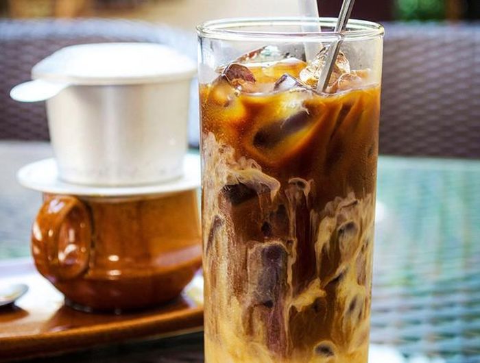  Cũng như phở hay bánh mì, cà phê sữa đá được xem là biểu tượng ẩm thực tại Việt Nam. Theo CNN, văn hóa cà phê đã ăn sâu vào huyết quản, là gene di truyền của người Việt 