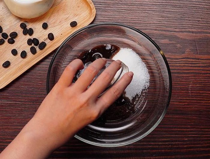  Với cách pha chế lẫn nguyên liệu đều khá đơn giản, nhiều người có thể làm món cà phê này tại nhà. Bạn hãy cho cà phê đen, đường và nước sôi theo tỷ lệ 1:1:1, sau đó đánh bông hỗn hợp bằng máy hoặc bằng tay đến khi hỗn hợp ngả màu vàng thì dừng lại. Cho đá viên vào ly, đổ sữa tươi không đường và nhẹ nhàng múc hỗn hợp kem cà phê lên trên 