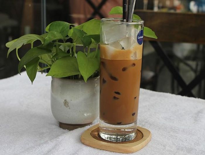  Để tạo nên ly cà phê sữa đá, người Việt sử dụng cà phê xay nhuyễn, cho vào loại phin đặc trưng của bản xứ, sau đó thêm nước sôi, pha cùng chút sữa đặc có đường cùng vài viên đá 