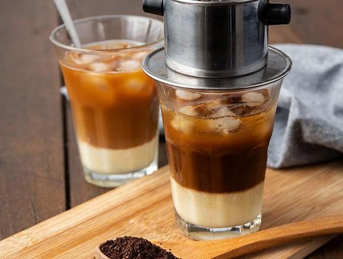  Cà phê sữa đá được xem là loại thức uống bình dân nhưng vô cùng hợp với khí hậu nóng ẩm của Việt Nam. Vị đắng của cà phê rang xay hòa quyện cùng vị ngọt ngào của sữa đặc, chắc chắn sẽ làm xao xuyến bất kỳ thực khách nào 