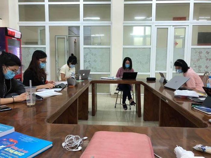 Phòng học online ở khu cách ly của Huyền và các bạn. Ảnh: NVCC.