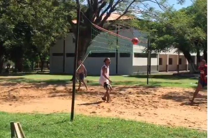 Ronaldinho thể hiện kỹ năng khi chơi Piki Volley. Ảnh: Chụp màn hình.