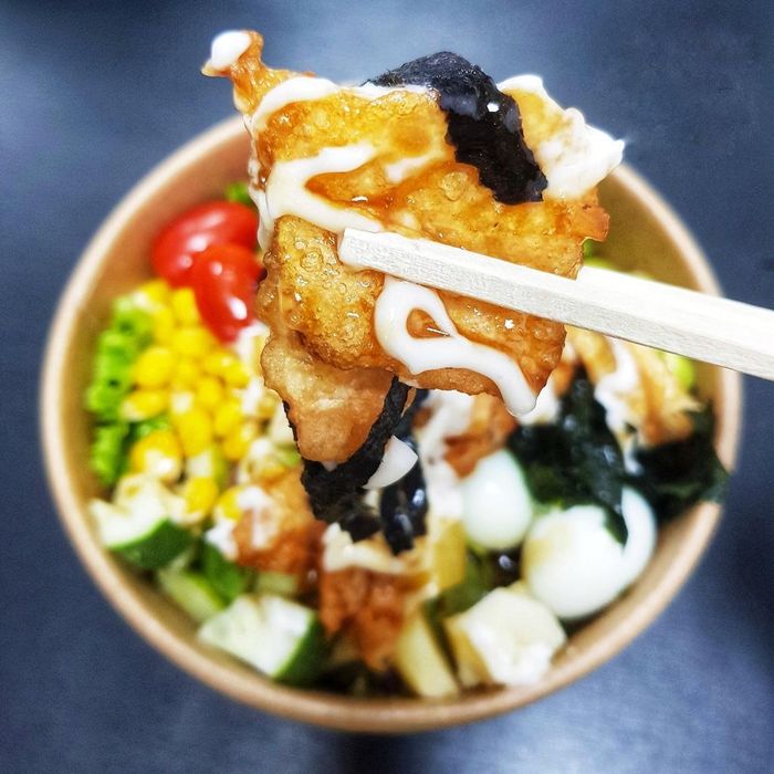 Sốt miso, sốt chua cay... là một số hương vị thơm ngon mà bạn có thể chọn lựa để thưởng thức cùng cơm vị bò, gà, tôm hoặc cá. Ngoài ra, salad chay, salad ức vịt hoặc các món mì trộn cũng được thực khách yêu thích. Ảnh: Canopee86.
