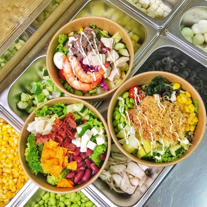 Đặc biệt, bạn còn có cơ hội chọn "combo chống corona" mà tiệm vừa bổ sung trong thực đơn mùa dịch với các phần salad tươi ngon kèm nước chanh dây tăng sức đề kháng. Giá món từ 40.000-90.000 đồng. Ảnh: Canopee86.
