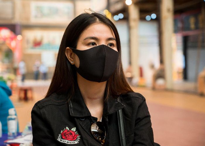 Kha Ly, người từng đóng chung phim với Mai Phương tâm sự: "Vô chào tạm biệt bạn lần cuối, ở đây bảo vệ rất nghiêm túc về vấn đề phòng chống dịch, ai cũng phải đeo khẩu trang và ngồi cách xa nhau để nói chuyện. Chỉ cần sáp lại gần tí là bảo vệ lại nhắc nhỡ. Anh chị em thân thiết của bạn chia thời gian để đến tiễn bạn, không để bạn buồn đâu. Yên tâm nhé!".