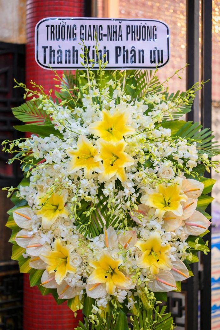 Vợ chồng Trường Giang - Nhã Phương gửi hoa chia buồn. Tang lễ của Mai Phương được tổ chức theo nghi thức Hội thánh Tin Lành. Sau đó, linh cữu của cô sẽ được đưa đi hỏa táng ở Bình Hưng Hòa, TP. HCM