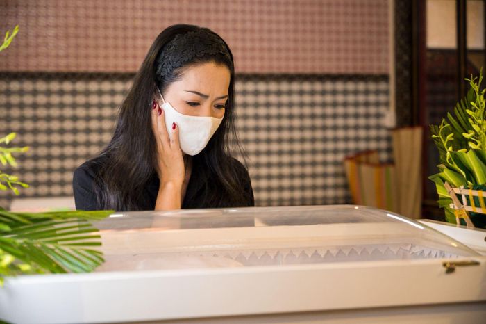 NSƯT Trịnh Kim Chi cùng Ốc Thanh Vân và Trương Bảo Như phụ giúp gia đình lo tang lễ cho Mai Phương. Chị nói sẽ bàn với mọi người lo tương lai cho bé Lave, trước mắt sẽ lập ra quỹ để nghệ sĩ chung sức