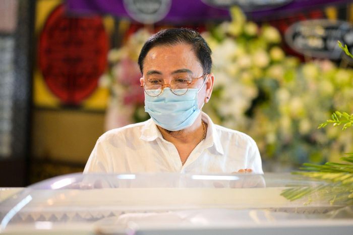 Nghệ sĩ Hồng Tơ đến nhìn mặt Mai Phương lần cuối. Anh cho biết mình từng gặp Mai Phương nhiều lần, ấn tượng ở cô là sự nhỏ bé nhưng nhiệt tình, giàu năng lượng