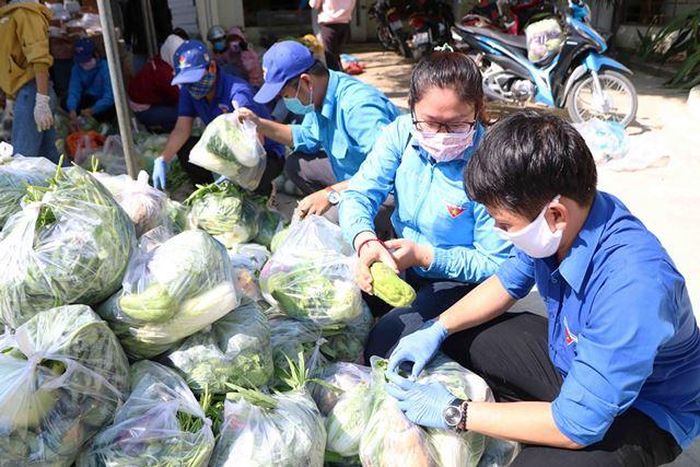 Đoàn Thanh niên luôn là lực lượng xung kích trong tiếp tế nhu yếu phẩm cho bà con vùng cách ly y tế thôn Văn Lăm 3, xã Phước Nam, huyện Thuận Nam.