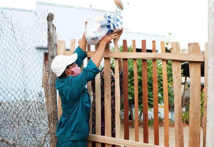 Hằng ngày, người dân thôn Văn Lâm 3, xã Phước Nam, huyện Thuận Nam được tiếp tế các nhu yếu phẩm cần thiết để sinh hoạt trong thời gian cách ly y tế phòng, chống dịch Covid-19.