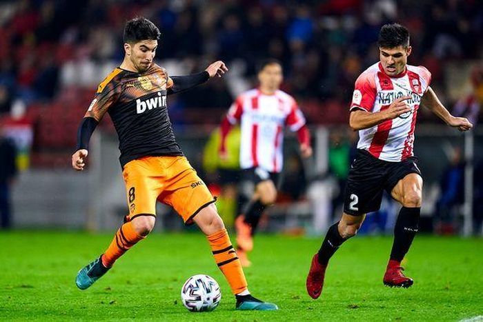 Carlos Soler (trái) nằm trong tầm ngắm Pháo thủ