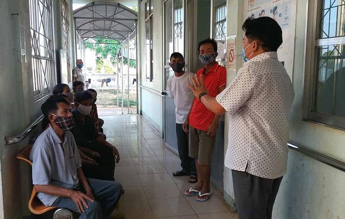Bác sĩ Cường (bên phải) tư vấn, hướng dẫn các bệnh nhân uống thuốc đầy đủ, tuân thủ phác đồ để đạt hiệu quả cao trong điều trị bệnh lao. Ảnh: Như Nguyện