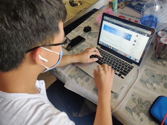 Phan Toàn nhờ sự trợ giúp từ các sinh viên từng ở ký túc xá để vào Wi-Fi, học qua mạng. (Ảnh: NVCC)